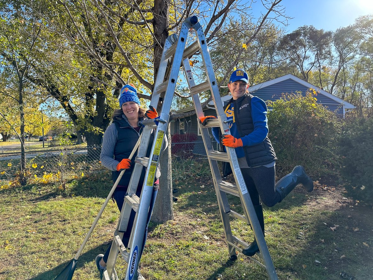 KinexusGroup's tweet image. Don’t stop Beleafing 🍁 Today several @KinexusGroup staff volunteered to help seniors rake, bag leaves, and clean gutters as part of @UnitedWay_SWMI&apos;s 13th annual #RakeADifference.
#CommunityImpact #BentonHarbor