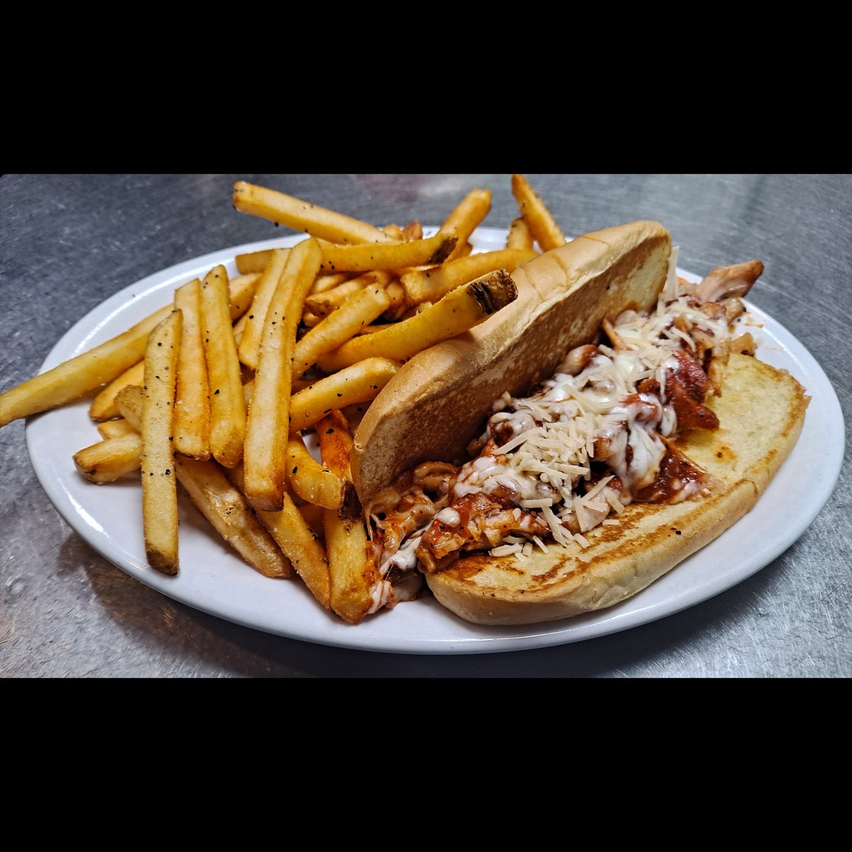 TritonBrewing's tweet image. New Weekly Food Special – Triton Chicken Parm! House brined and smoked chicken grilled with #scratchmade marinara and mozzarella and parmesan cheese on a toasted bun. Comes with a side item of your choice.
#BrewedOnBase #Indianapolis #FtBenIN