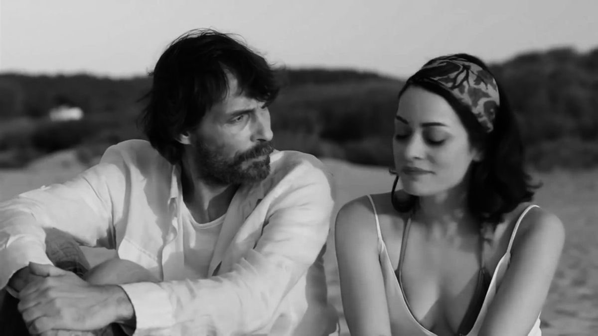 iki taraf da istiyorsa dünya bile kenara çekilip yol veriyormuş. olduramamak, sevgisi yetmeyenin elinden tutmamasıymış.