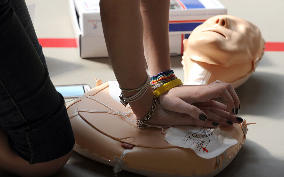 XLaBete's tweet photo. #Mort subite après un arrêt cardiaque : beaucoup de décès évitables en formant davantage la population.
#SecuriteCivile #MortSubite #SAV #SSUAP #PremiersSecours #Secourisme #ACR #RCP 🇨🇭 #DAE⚡#4MN #Citoyennete
https://t.co/4tKBqiLLR4 https://t.co/54tI0LctfM