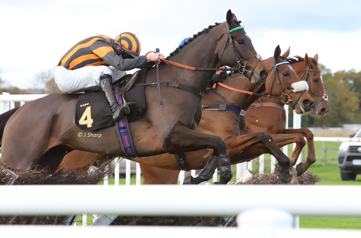 SharpBadger's tweet image. Kalabana (nearest) at Warwick on tuesday under Craig Nichol for @RacingMaximum and @AllwoodSj with Grand Escaparde upsides and Kruger Park far side.