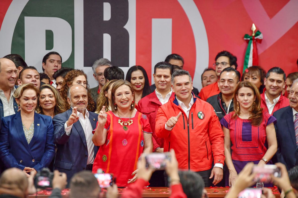 XochitlGalvez's tweet photo. Me siento muy orgullosa que el @PRI_Nacional, de manera generosa y valiente, ha sabido construir alianza. ♥️🇲🇽

Yo no le voy a fallar al priismo. Voy a poner todo mi corazón y esfuerzo en este proceso.

¡México nos necesita!

#ElPRIConXóchitl https://t.co/tOuvzdzOOL