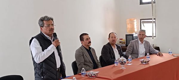 serafinaguival's tweet photo. @delfinagomeza El Profesor Emilio Hernández Mendoza, Subdirector Regional de Educación Básica de #Jilotepec, fue presentado hoy ante su nuevo equipo de trabajo, por el Secretario Miguel Ángel Hernández Espejel, a nombre de la Gobernadora @delfinagomeza. https://t.co/oRo8UXGQMh