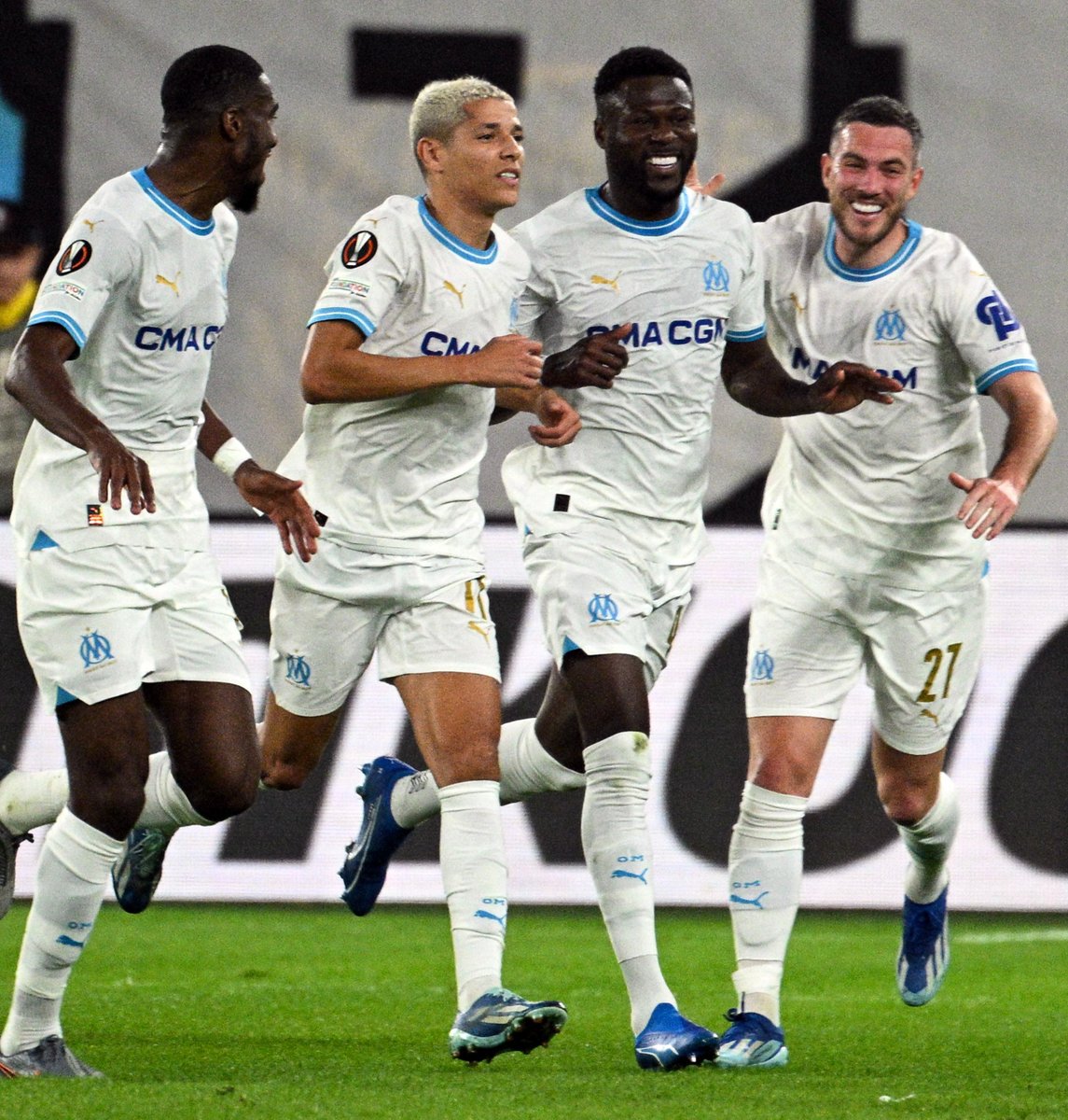 Mbemba climbing highest to put Marseille ahead ⬆️ #UEL
