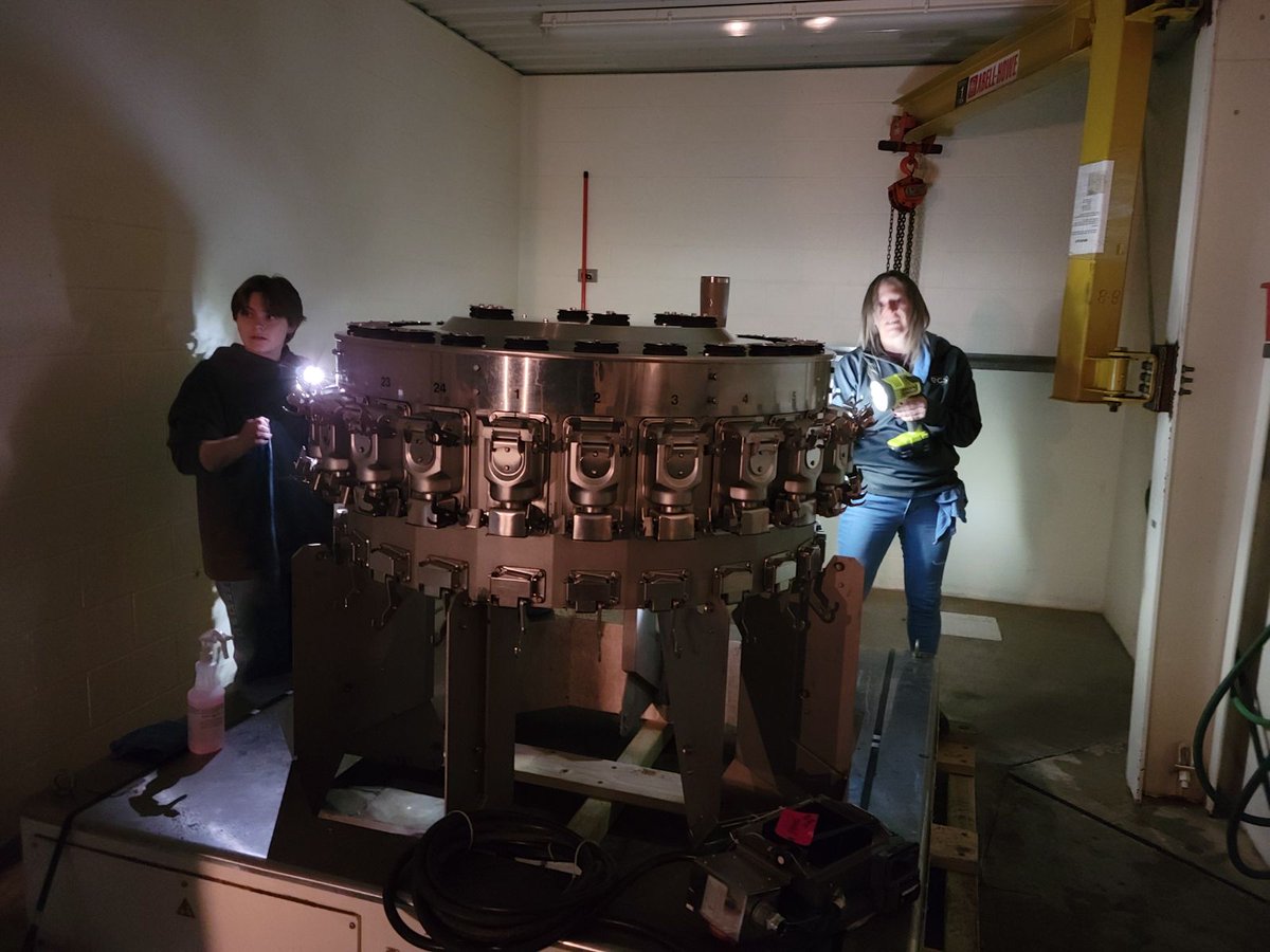 ecscommercial's tweet photo. When the lights went out due to a surprise power outage affecting half the county today, our dedicated team of employees didn't miss a beat. They continued to clean for our client, proving our commitment to "doing whatever it takes," rain or shine (or in this case, blackout)! https://t.co/lxi7ZRbqo5