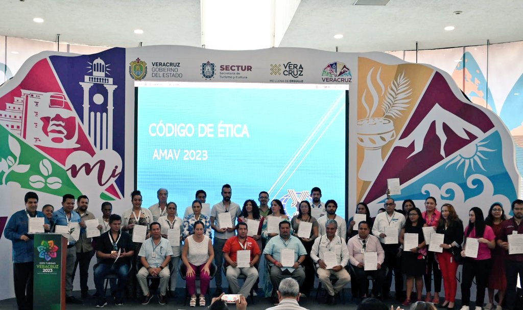 NexosTuristicos's tweet photo. SOCIOS DE AMAV NACIONAL FIRMAN CÓDIGO DE ÉTICA PARA GARANTIZAR COMPRA SEGURA AL CONSUMIDOR FINAL

🇲🇽✍️📜 Como parte de la iniciativa #AMAVCompraSegura, la Asociación Mexicana de Agencias de Viajes @AMAVNACIONAL que preside Felipe Cervantes, en el marco de #ExpoTurismoVeracruz 2023, llevó a cabo en conjunto con un centenar de Asociados presentes de la diversas filiales #AMAV, la firma de Código de Ética en conjunto con el Comité Ejecutivo Nacional.

Con la finalidad de erradicar los fraudes en toda la cadena de valor turística nacional y al consumidor final, y en un acto sin precedentes en los 78 años de historia de la #AMAVNACIONAL, este documento dicta lo siguiente:

"Por este medio queremos manifestar nuestro compromiso de cumplir y hacer cumplir los estatutos y códigos de ética que rigen a esta distinguida Asociación, a su vez comprometernos a conocerlos en su totalidad, obligación inherente a cualquier Asociado, así como respetar las decisiones y conclusiones del Consejo Consultivo y de su máxima autoridad como lo es la Asamblea General.

Sabedores del compromiso que representa pertenecer a la AMAV, aceptamos de manera solidaria estar siempre sujetos a los estatutos del #CodigoDeEtica vigentes durante nuestra pertenencia a AMAV, así como de las disposiciones de las Comisión de Honor y Justicia que dirige la misma.

*Extracto
Es misión fundamental del Agente de Viajes AMAV:

- Proteger los intereses del usuario con todos los medios a su alcance.
- Brindar los servicios con seriedad, eficiencia y profesionalidad.
- Proteger al usuario frente a cualquier contingencia derivada de su relación contractual.
- Respetar los derechos del prestatario de servicios, ciñéndose a los alcances de los contratos y/o convenios.
- Mantener incólumes el honor y la dignidad profesional.
- Respetar la ética profesional y denunciar la conducta irregular de colegas, usuarios, prestadores de servicios y funcionarios públicos de los sectores afines".

El documento será firmado por todos los socios AMAV a la brevedad posible a través de sus diversas filiales en toda la República Mexicana, informó @FELIPEC1450