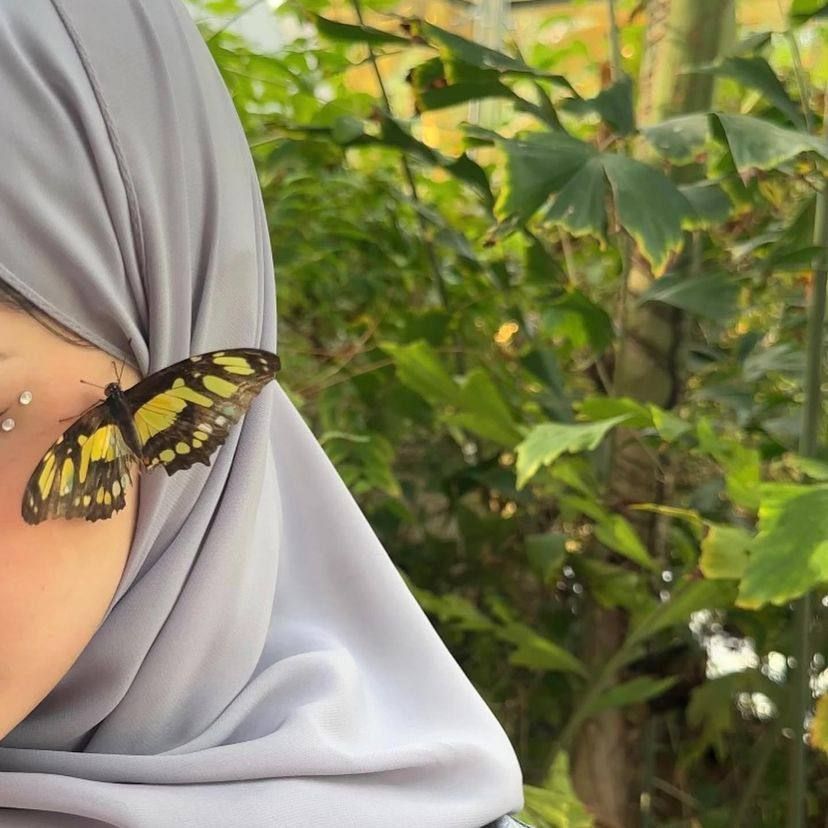 يا سَيّدةَ الشَامَاتِ ، بأيِّ شَامَةٍ تَتَبَاهَينَ ؟
#مساء__الخير