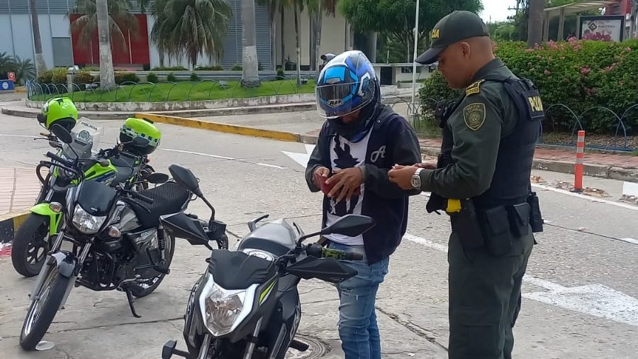 PoliciaBquilla's tweet photo. En las entidades financieras de la ciudad, nuestras unidades de la reacción caribe #Recar desarrollan actividades de prevención, solicitud de antecedentes y campañas para prevenir el hurto en sus diferentes modalidades. #SeguridadEnElTerritorio #TodosContraElHurto 
#DiosYPatria https://t.co/rt3S4QNRfr