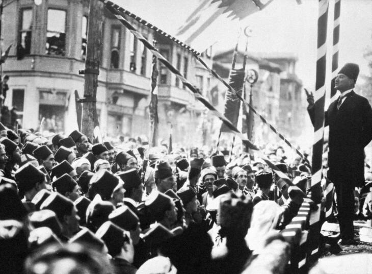 Cumhuriyet'imizi kurarak ileriye doğru devrimci bir adım atmış olan, emperyalist güçlere karşı yürütülen bağımsızlık mücadelemizin lideri Mustafa Kemal Atatürk'ü aramızdan ayrılışının 85. yıldönümünde ilhamla anıyor ve selamlıyoruz. 'Ben, manevi miras olarak hiçbir ayet, hiçbir…