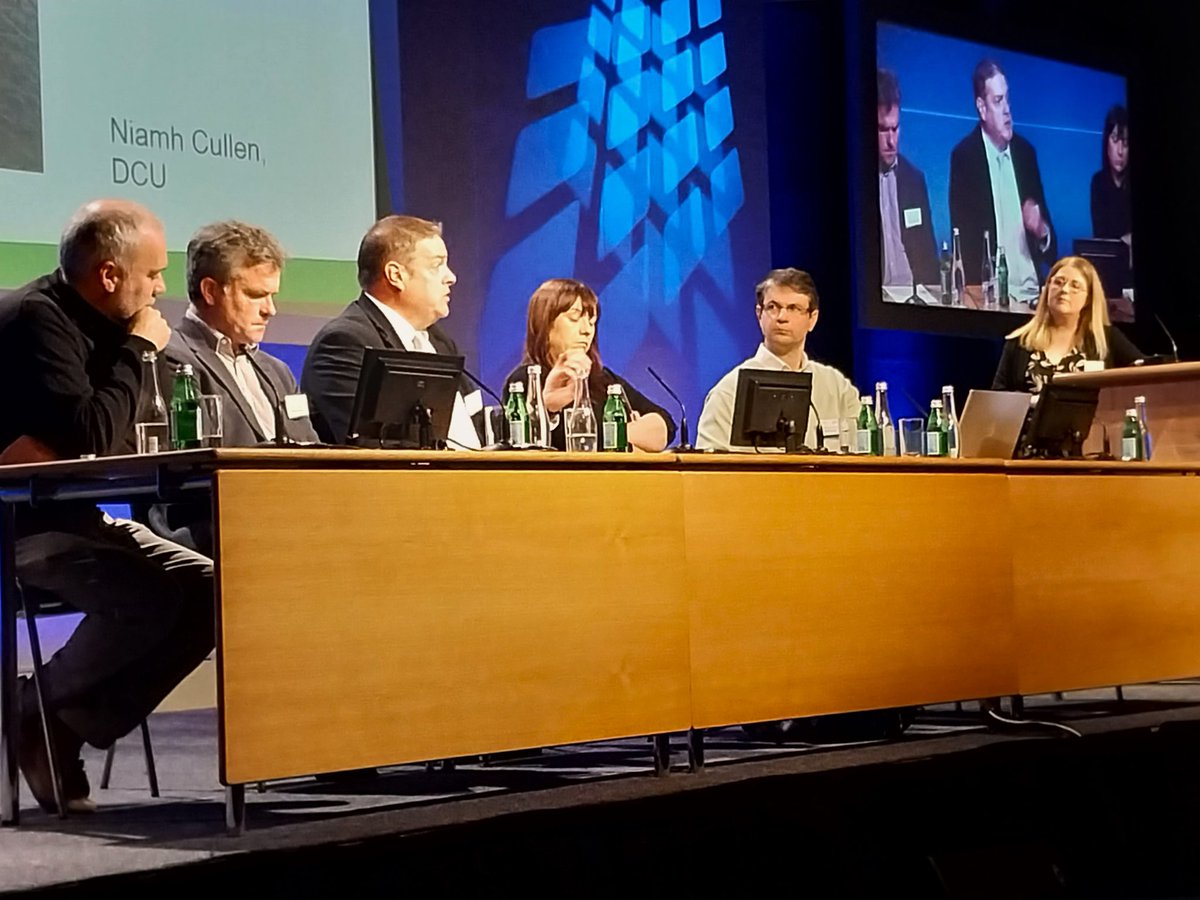 GeolSurvIE's tweet photo. Geological Survey Ireland held #Geoscience2023 - Geoscience for a better future, in @dublincastleOPW on Tuesday, 7/11. It brought together partners from 14 organisations & 2 @Dept_ECC divisions to discuss current progress in coastal change, geothermal, groundwater, & minerals. https://t.co/2nJdDq8pqQ