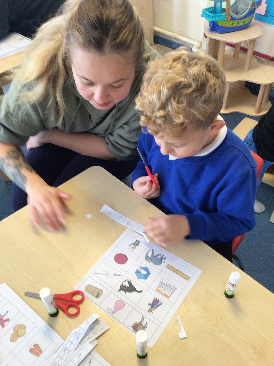 orchardsac's tweet image. What a fantastic turnout at our phonics workshop for year 1! Thank you so much for coming along and supporting school!
#phonics #getset #earlyexcellence #continuousprovision #proudtobeGLP 💚