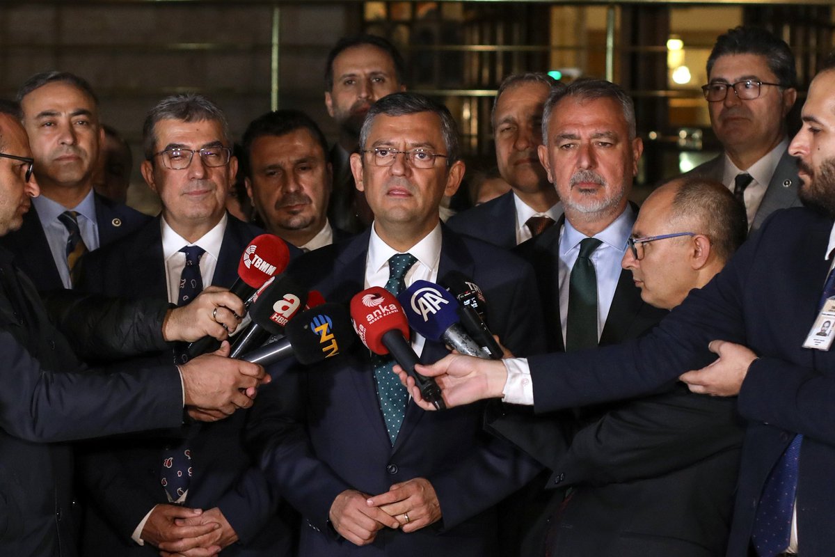 Anasayal düzene karşı kalkışma girişimini protesto etmek amacıyla Cumhuriyet Halk Partisi Grubu olarak TBMM Genel Kurulu'nu terk etmeme eylemi başlattık.

"Darbe girişimine karşı kim ses yükseltiyorsa onların yanında olmaya devam edeceğiz."