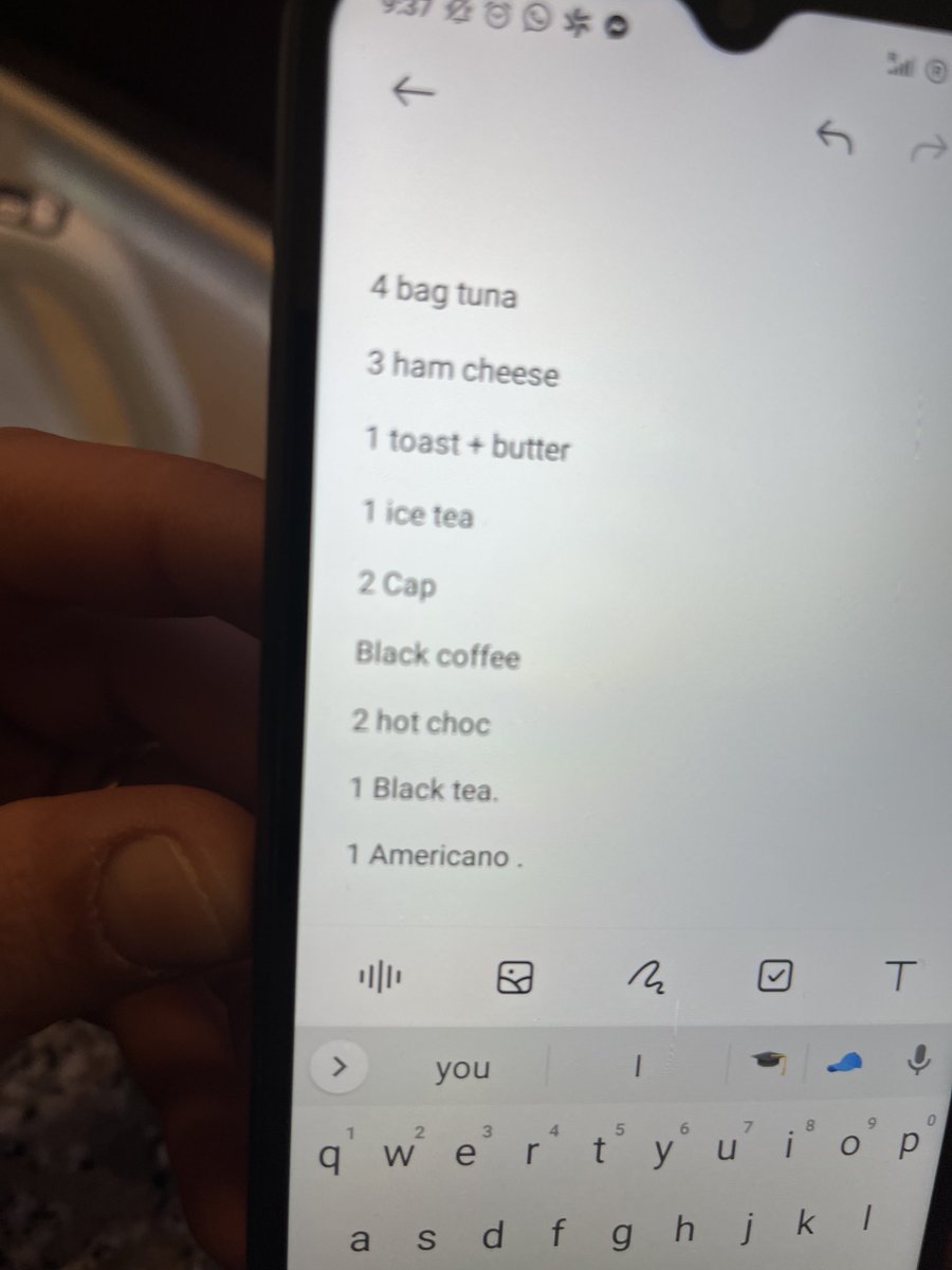 …ko naročajo Kitajci pri lokalni kelnarci…