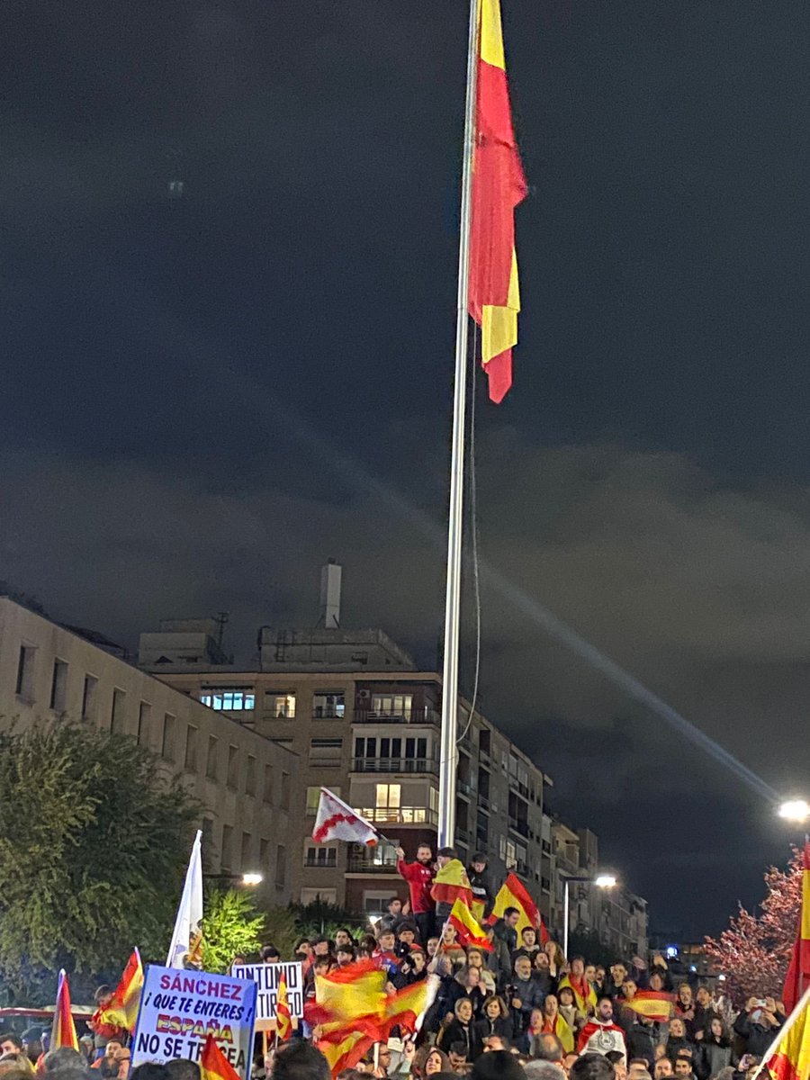 ResisteGranada's tweet photo. ¡Muchas gracias a todos por acudir a la convocatoria! Ha sido un auténtico éxito.
Iremos informando de otras convocatorias que vayan surgiendo.
#ResistenciaGranada #Granada #GolpedeEstado #NoALaAmnistia #Ferraz https://t.co/dVd1Ol1tOf