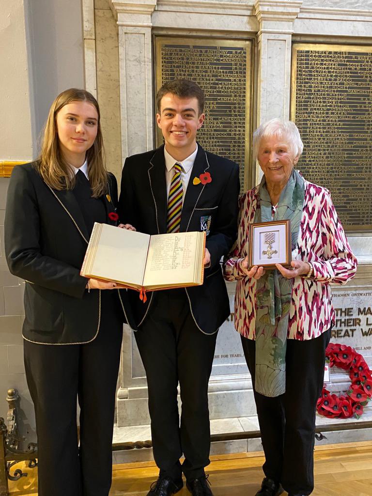 Today @CentrestageMT , we marked the sacrifice of teachers and students of @KilmarnockAcad who lost their lives.We were so grateful to welcome the daughter of Squadron Leader Andrew Muir, who was awarded the Distinguished Flying Cross in 1944. An unforgettable privilege. 🥀❤️🎶