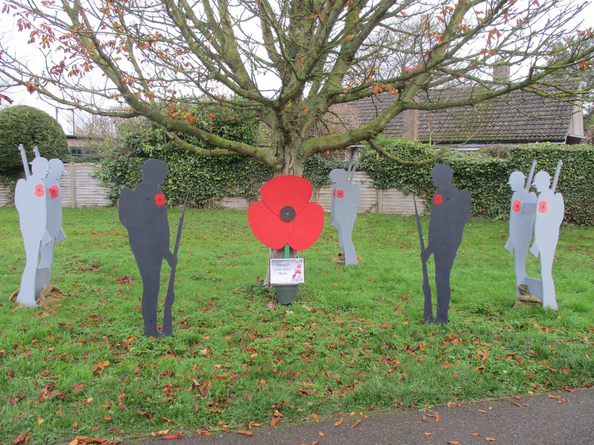 Have a splendid Saturday everyone. A poppy themed postbox topper for #ArmisticeDay & #RemembranceDay weekend. #LestWeForget #yarnbombing #PostboxSaturday #Cambridgeshire