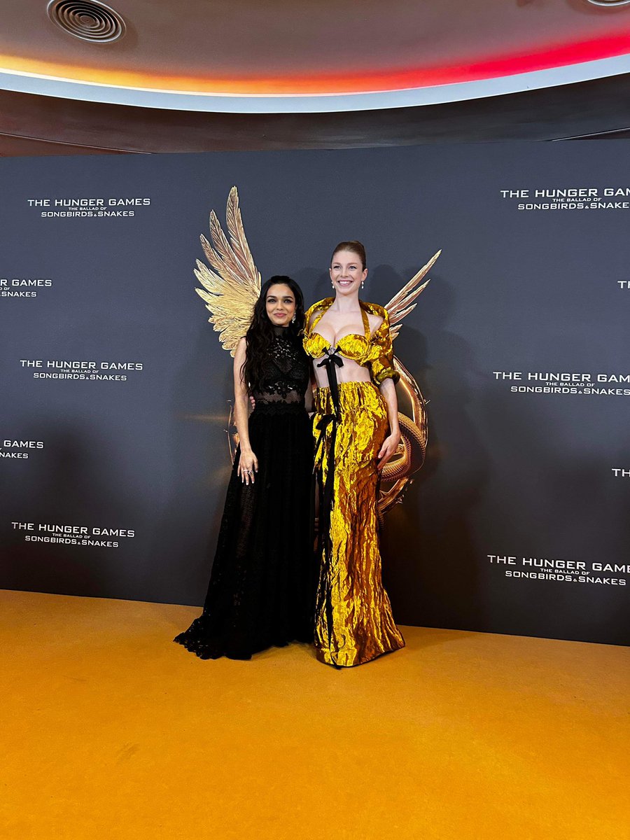 take notes, THIS is how you work a red carpet 🤩