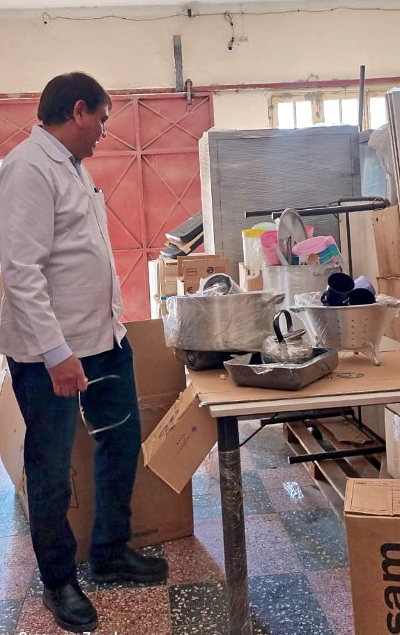RFlutsch's tweet photo. #Zapala 🏫 
En el Distrito Educativo III de #Zapala me encontré con el director de la Escuela Albergue N°217 del Paraje Ñireco, Mario Heredia. 
En la oportunidad le entregamos un kit de refrigerio y comedor escolar para la institución. 
#MinisterioGobiernoEducación
#CPE https://t.co/QRdI2g0WJP