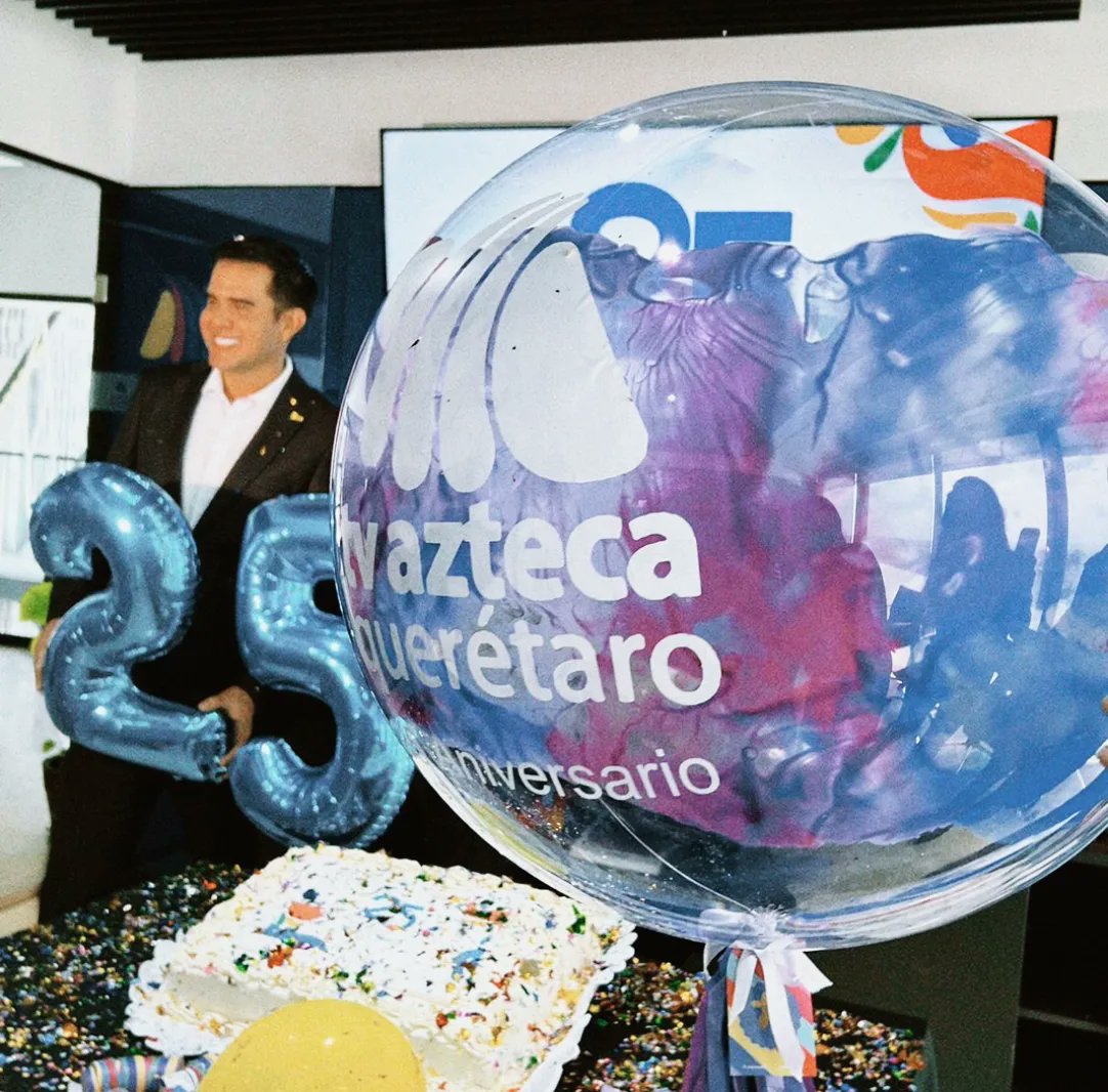 PomaresOficial's tweet photo. Festejamos 25 años de @AztecaQueretaro 🎉🎊🎈 feliz de ser parte de esta familia. Equipo de noticias. 📺 Fuerza Informativa Azteca @lorehnavega @waldomaya @ChapSant https://t.co/76ECKOYp6e