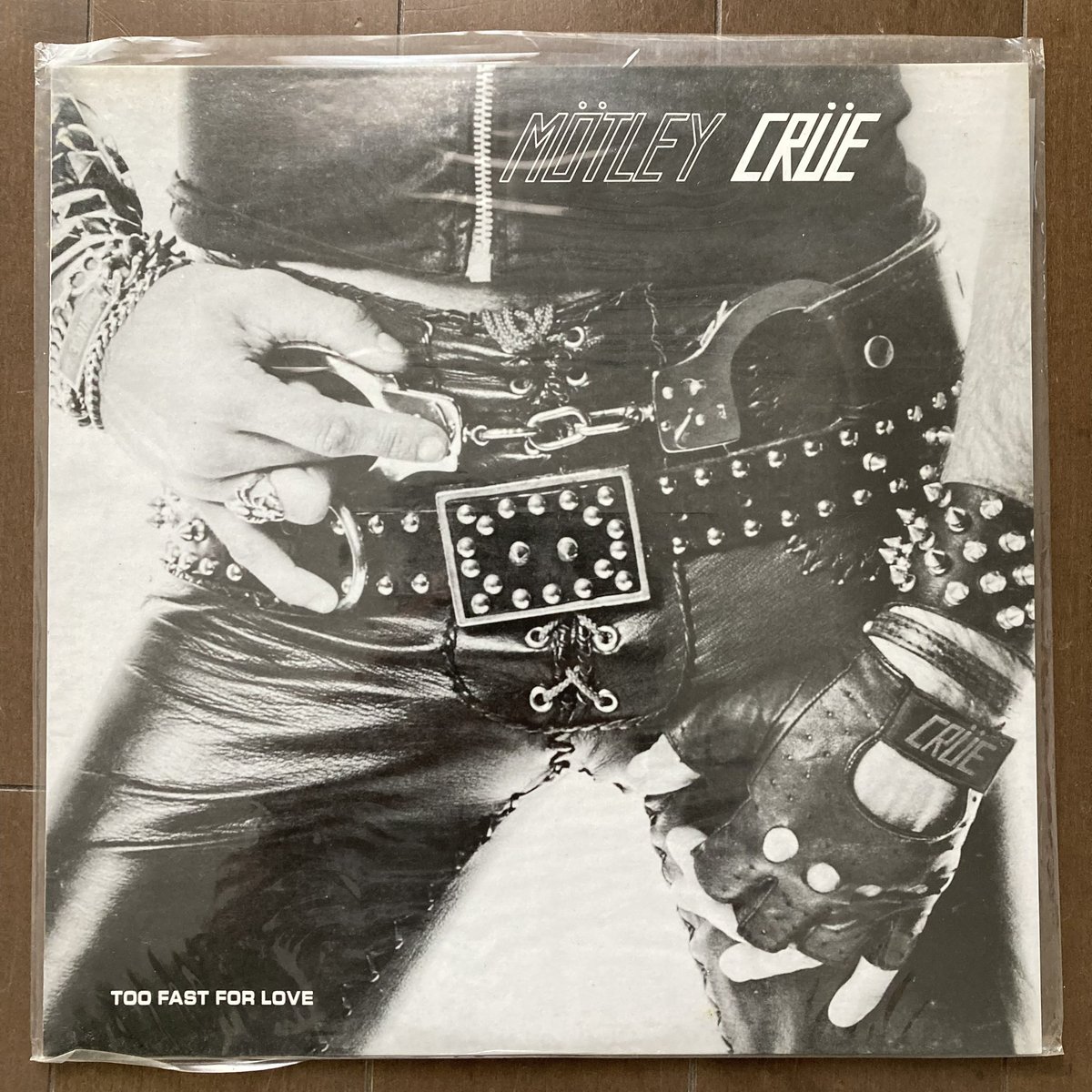 busy_metal's tweet image. #MÖTLEYCRÜE のデビューアルバム #TooFastForLove の発売日‼️

若々しくて荒々しい最初期のモトリーが楽しめます👍
ジャケ写も最高‼️

この自主制作盤レコード持ってますが、自分が買った時期的に市場に出回ってるのおかしいので、恐らく海賊盤ではないかと思われます😅