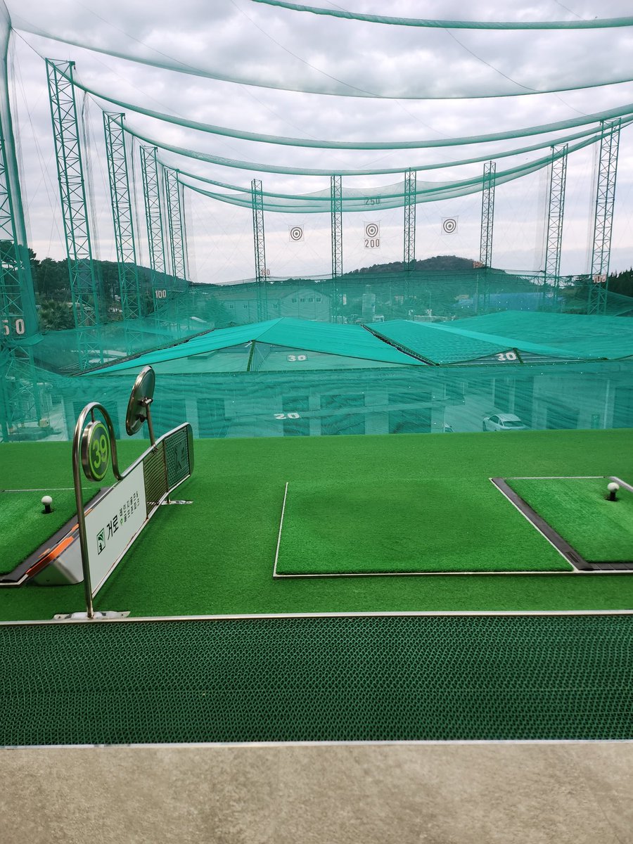 연습만이 살길~^^
하늘이 너무 흐리네
공치기 좋은?날씨네