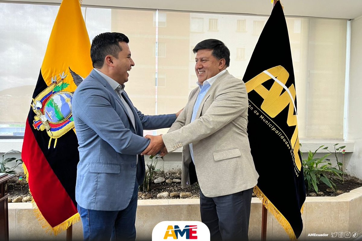 AMEcuador's tweet photo. En la casa de las municipalidades recibimos la visita del asambleísta electo por #Loja, Jorge Guevara, quien fue recibido por el alcalde de #Oña, Eddy Erraez, en representación de nuestro presidente de #AME, @Patricio_maldo.

¡Somos una #AME de puertas abiertas! https://t.co/xP9QlKv8nE