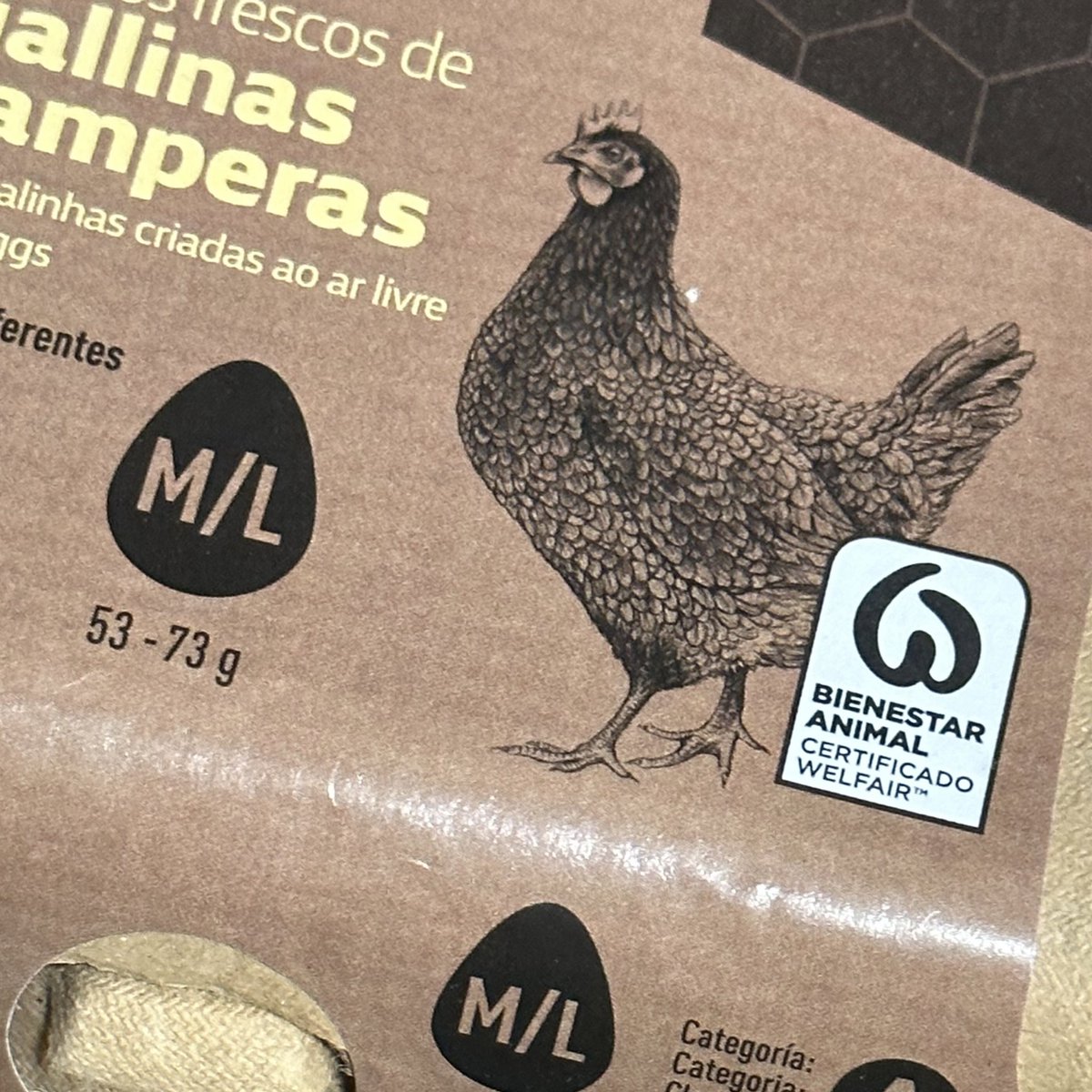 Anda que los de bienestar animal… ¿no tenían otro logo para poner en las cajas de los huevos? 🙄