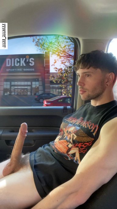 Drop a &ldquo;Y&rdquo; in the comments if you&rsquo;d give me head in the lot. 😏 https://t.co/fGFPF9xyFF