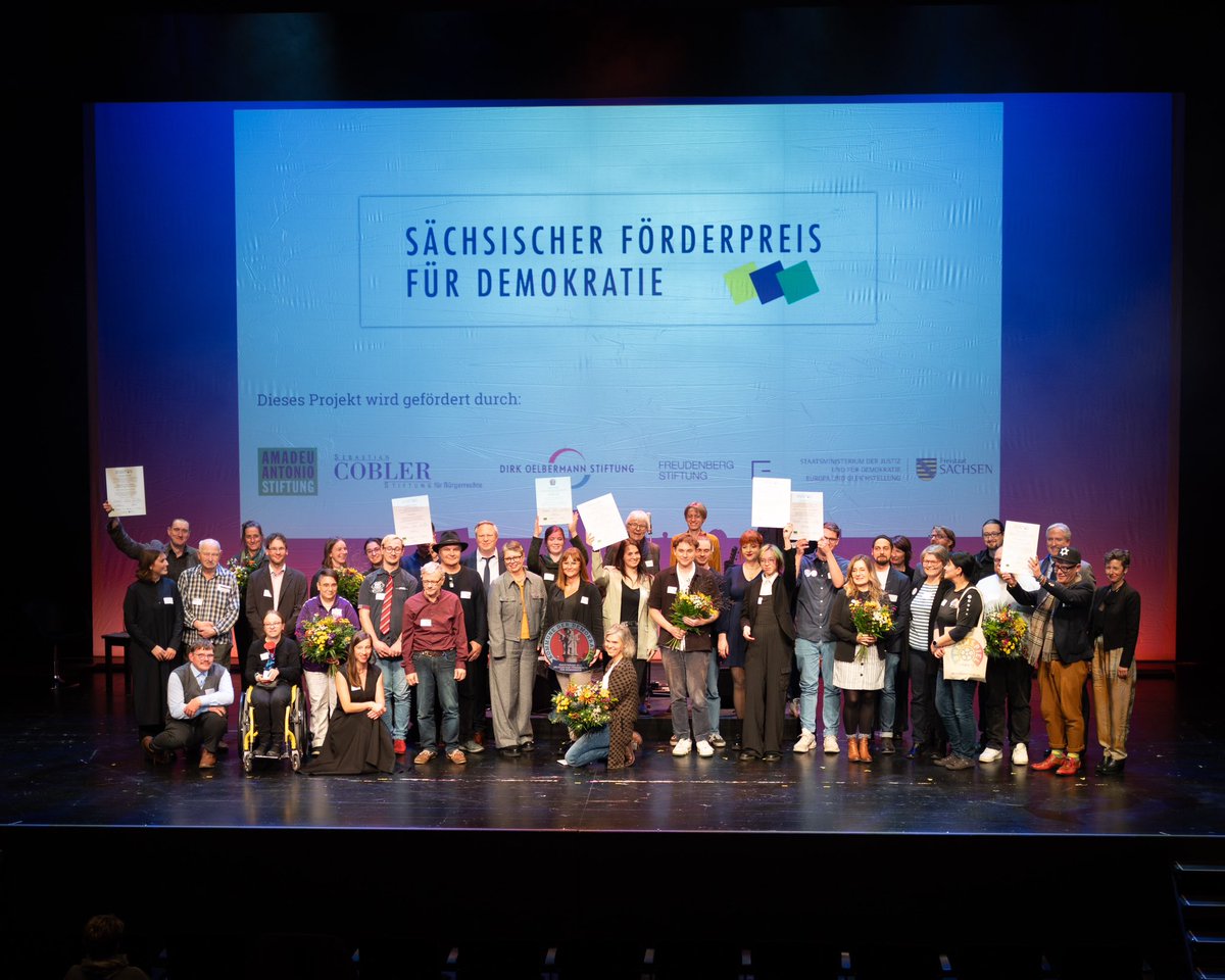 Wir freuen uns, mit unserem »Peter-Henkenborg-Preis für die Didaktik der politischen Bildung« wieder ein Teil des Sächsischen Förderpreis für #Demokratie zu sein. In diesem Jahr zeichnen wir das Projekt »Zeit.Zeichen!« mit 3.000 Euro aus: medienservice.sachsen.de/medien/news/10…