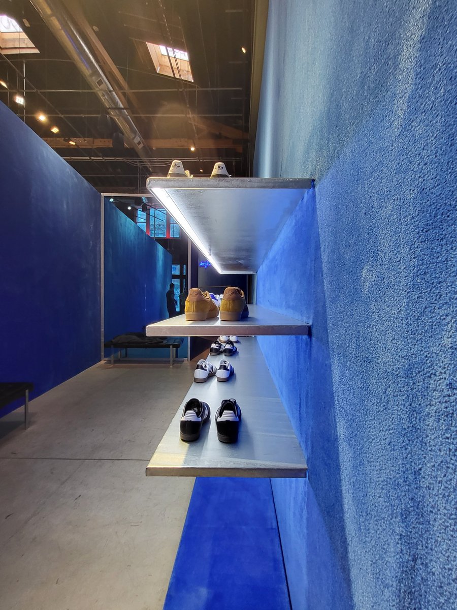 The classic. The original. 

For #Adidas Originals in Wicker Park, the story was the simplicity and timelessness of those three iconic stripes. The blue suede walls invited touch, while the neon sign inspired selfies. How could you resist?

#retailinteriors #brandexperiences