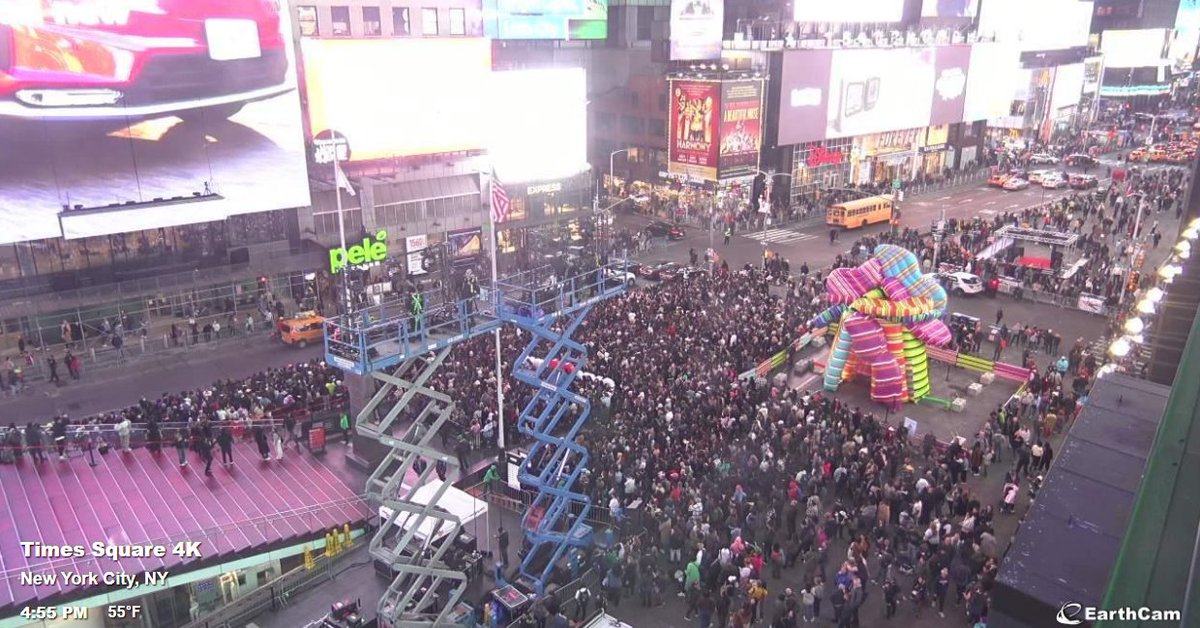 jjklve's tweet photo. the crowd for jungkook at times square for an event that wasn't even officially announced omg.. https://t.co/SqqTivg92f