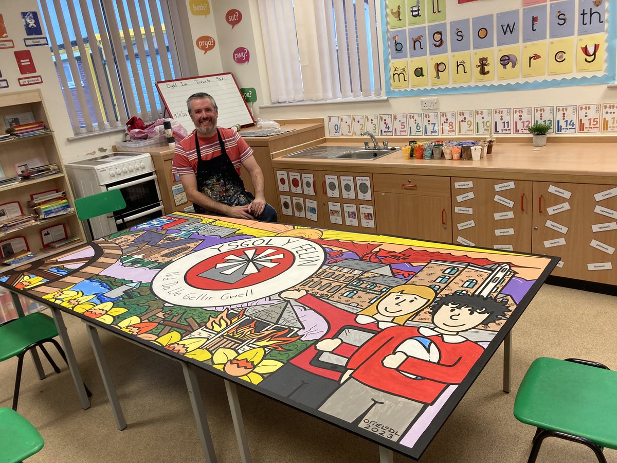 Diolch enfawr i Rhys Padarn am greu murlun tri darn gyda phlant Ysgol Y Felin heddiw. Campwaith sy’n cyfleu yn lliwgar ein hardal leol. #Orielodl