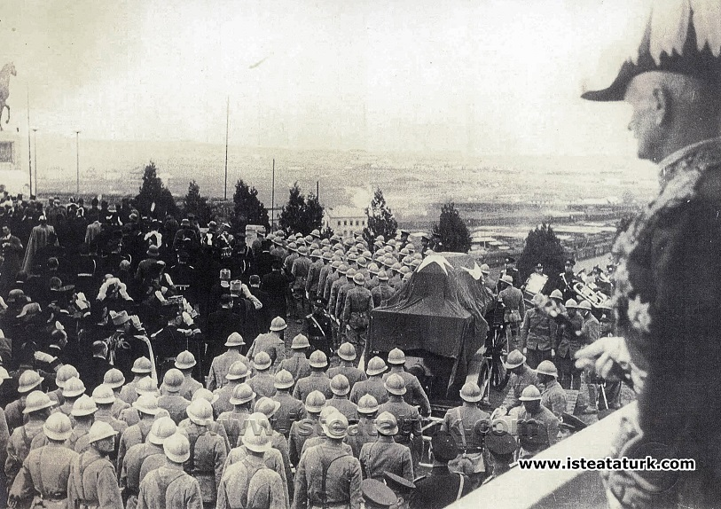 Mareşal Lord Birdwood, Gazi Mustafa Kemal Atatürk'ü ayakta selamlarken.  

21 Kasım 1938
