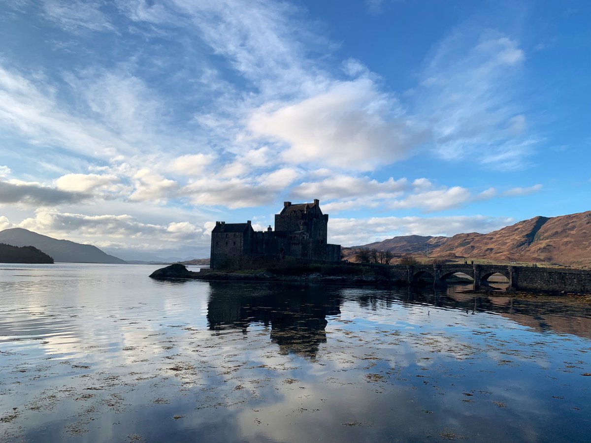 Edin_timefries's tweet photo. 今回のホリデーはHighland。
スカイ島に行く道中で2箇所寄り道。
Glenfinnan Viaduct とEilean Donan castle。もう何回か訪れたことのある場所だけど今回は天気も良く、紅葉も見れたので凄く綺麗だったので載せておきます。 https://t.co/7p2R6LepMl