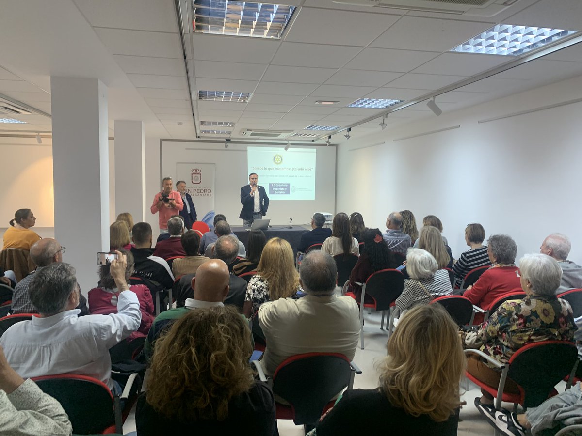 Hoy nuestro club rotario San Pedro Alcántara, organizando la conferencia : “SOMOS LO QUE  COMEMOS“ ¿ SOLO ESO ? (Microbiota intestinal como partícipe en el diálogo entre INTESTINO Y CEREBRO ) con nuestro conferenciante y socio el  Doctor Juan Carlos Caballero .