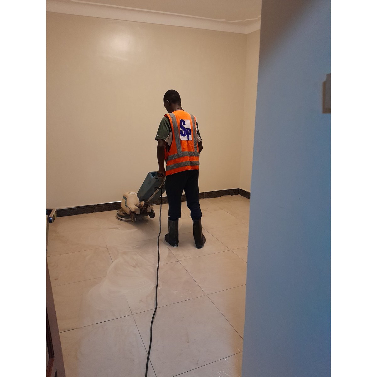 IvanNgoboka's tweet photo. @FabrizioRomano @Nabimara_paul @FumigatorsSp 
Tiles and terrazo cleaning 
+256705109260.
#housecleaning 
#officecleaning 
#Paintersuganda
#termitemanagement 
#Sofaset Cleaning 
#couchcleaning
#waterwelldrilling 
#paintingservices
#Kampala #Uganda https://t.co/fjkdUDKZup