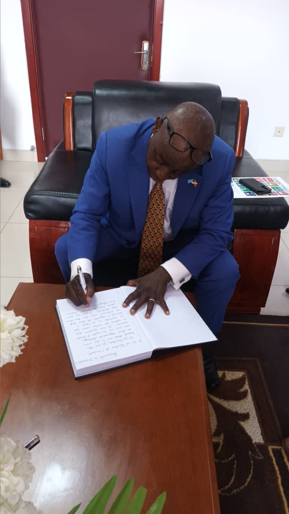 Ce jour, j'ai échangé avec le président de l'Université Marien Ngouabi sur l'engagement et la contribution de la communauté universitaire, notamment les etudiants, à l'atteinte des ODD. Avec plaisir, j'ai signé le livre d'or de cette institution.