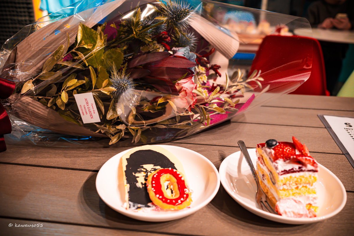 TukingRush's tweet photo. 先日念願だったCafe Polkaさんで演奏いたしました. 演奏終了後、今年還暦を迎えた我がバンドのフロントマン二人のお祝いをしていただきました!! まったくのサプライズ、感謝、感激!! 長い間ライブやってますが初めての経験です. スタッフの皆様,対バンの皆様ホントにありがとうございました!! https://t.co/QFW22oUJLz