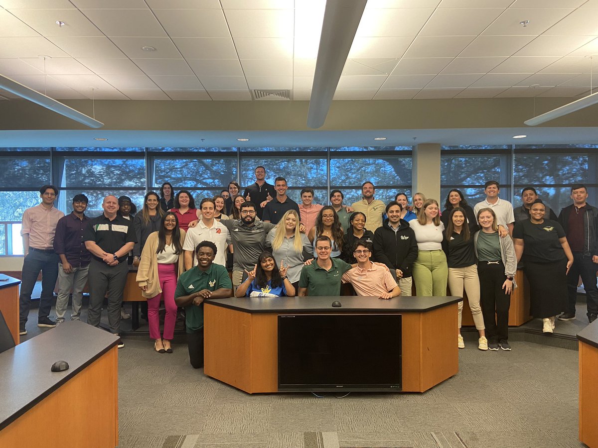 USFVinikMBA's tweet photo. Cheers to the end of an incredible first semester! ππ
Our first year graduate students bid farewell to their last day of classes! Here's to the memories made, friendships forged, and the bright future that awaits. #FirstSemesterGraduates #EndOfClasses #usfvsem https://t.co/UYSNJGpyxm