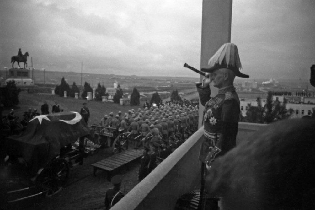 General William Riddell Birdwood, Çanakkale Savaşı’nda kendisini 3 defa yenen Ulu Önder Mustafa Kemal Atatürk'ün naaşına selam duruyor.

#10Kasım
