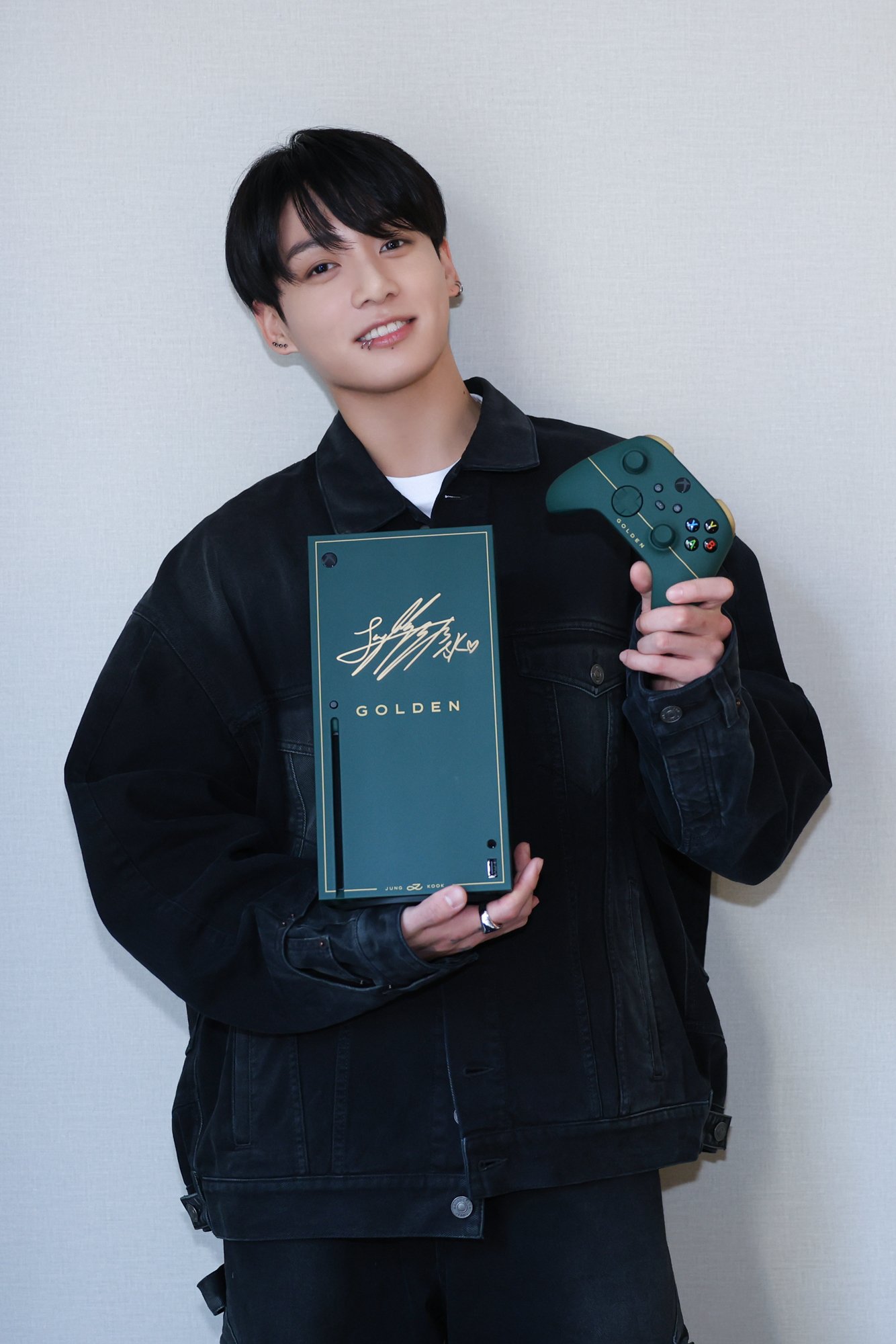 archiveforjk☆ on X: the exclusive golden design that @Xbox made for  jungkook  / X