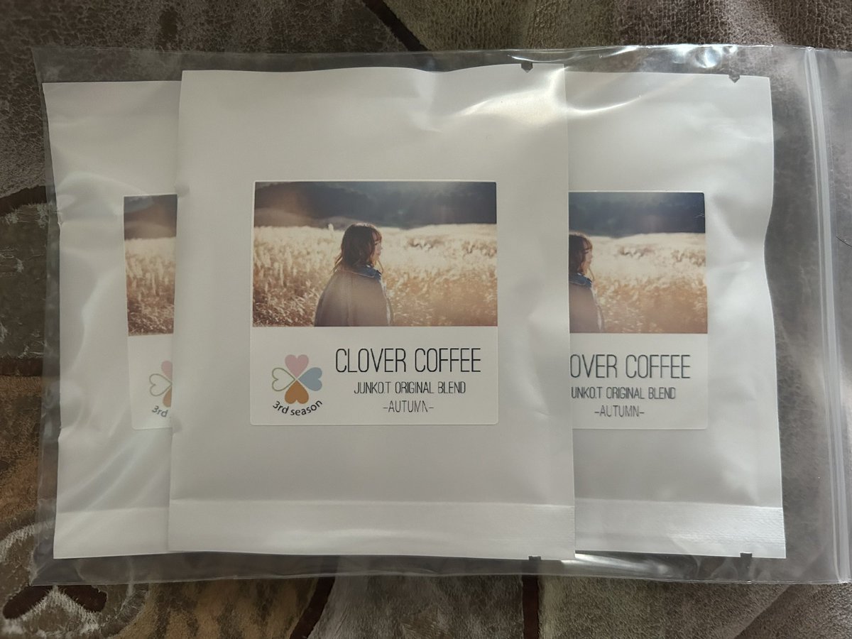 prius1227's tweet photo. 昨日(11/9)無事に純ちゃんから通販の「CLOVER COFFEE-Autumn-」が届きました☺️
綺麗な梱包📦、お手紙ありがと☺️
純ちゃんの人柄の良さが改めてわかった贈り物🎁でしたね〜☺️
CLOVER COFFEE-Autumn-☕️
香りと味を楽しみます😊
#立石純子 #オリジナル #CLOVERCOFFEE
R5.11.10投稿
@tateishijunko https://t.co/fIrH4zEgx3