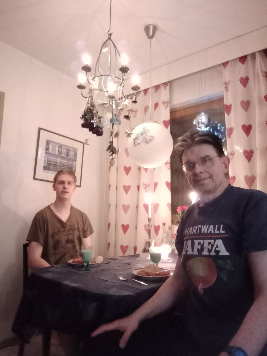 JuhaTenhonen's tweet photo. Ku en vaa jaksanu, ni kaivelin pakastinta #laiskaisi #hk #kabanossi #habanero #kivikylänkotipalvaamo #tasku #hoviruoka #lihakset kaikki #punalappusii #tunnelma #pimeänsuhkero #kynttilät https://t.co/2YvmPTxd4R