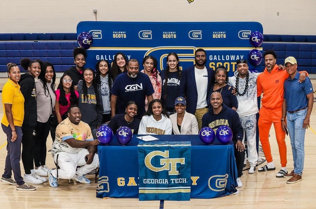 Thank you💯 to everyone who came out to my signing celebration today! #togetherweswarm #stingem 🐝