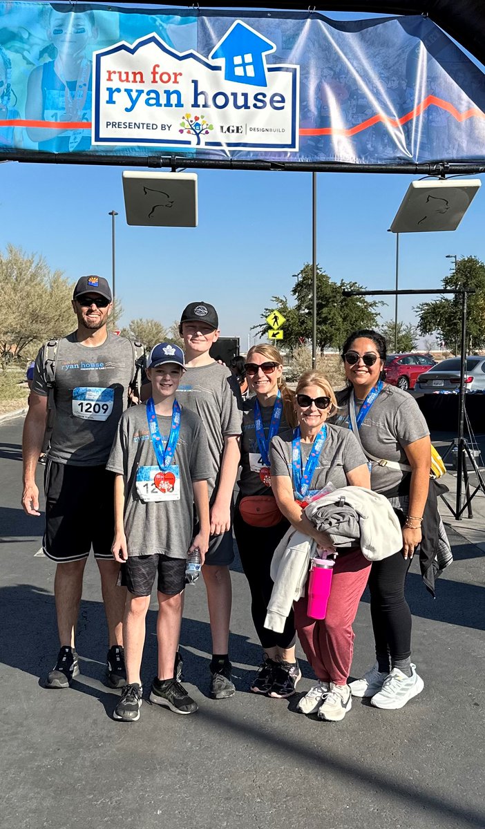 ¡Tuvimos participación notable este domingo en Run for <a href="/RYANHOUSEorg/">Ryan House</a>! Un equipo de 20 empleados representaron a ACCU ¡nuestro equipo más grande hasta ahora!
Muchas GRACIAS a nuestros equipos y familiares de Flagstaff por hacer el viaje para apoyar a una increíble organización.