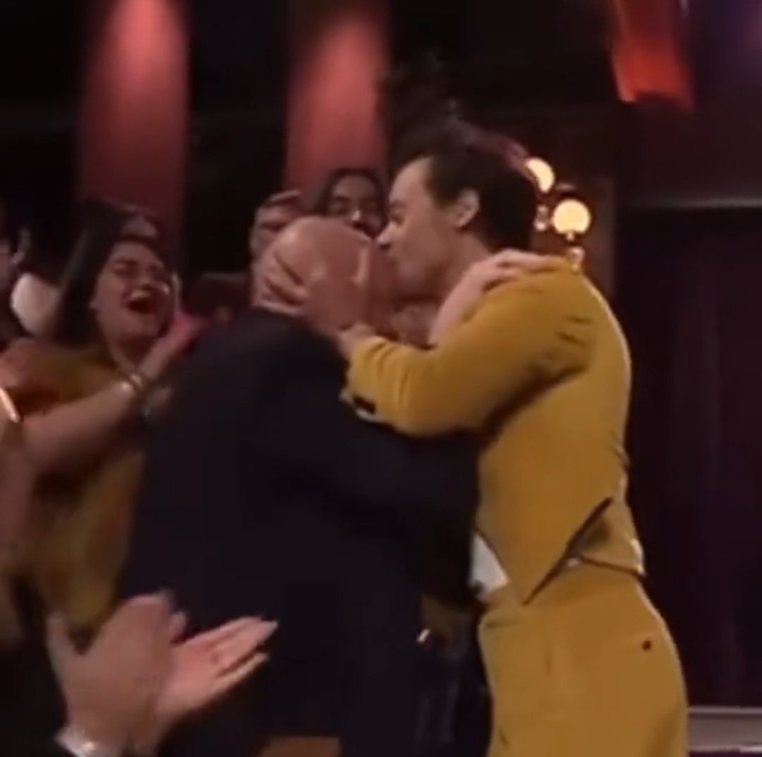 Carlabernaal's tweet photo. yo cuando vea a Harry por la calle: https://t.co/xIAMIqFczR
