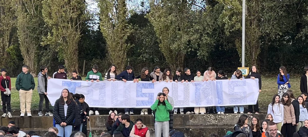 ClgJMonnet's tweet photo. Journée #NAH : journée balisée, analyse d’affiches et clips, débats, préparation au concours et moment convivial collectif à la fin pour nos 22 classes ! 🙏 à tous pour votre investissement et 👏🏻 au référent #pHARe pour l’organisation ! @ABisagni @DsdenGironde @AcBordeaux https://t.co/QF1JKy5CWW