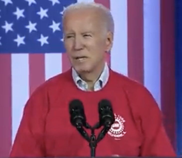 President Biden took off his suit jacket and put on this UAW t-shirt while speaking to union members today 💪#SolidaritySeason