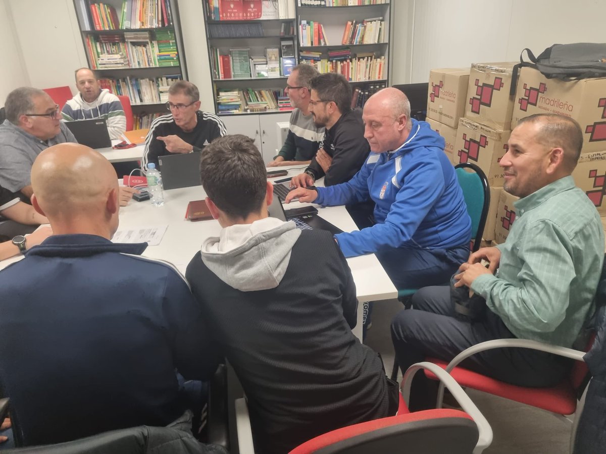 EntrenadoRffm's tweet photo. 👋 Reunión del área del entrenador de la @RFFM_oficial donde se planificaron las actividades próximas en la recta de este 2023 que acumula formación y actualidad, objetivo del área siempre presente 👌 https://t.co/hQTnkHp0nT