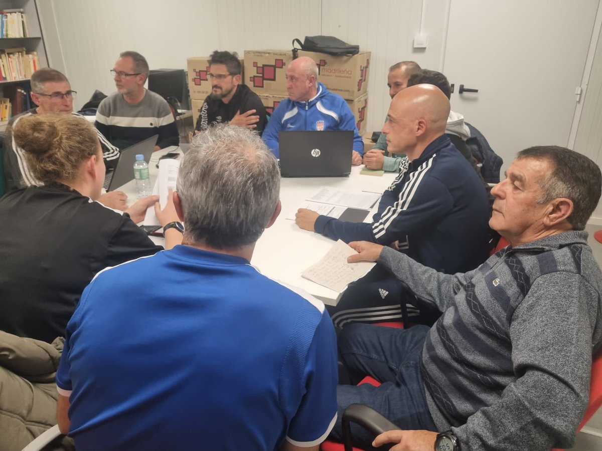 EntrenadoRffm's tweet photo. 👋 Reunión del área del entrenador de la @RFFM_oficial donde se planificaron las actividades próximas en la recta de este 2023 que acumula formación y actualidad, objetivo del área siempre presente 👌 https://t.co/hQTnkHp0nT